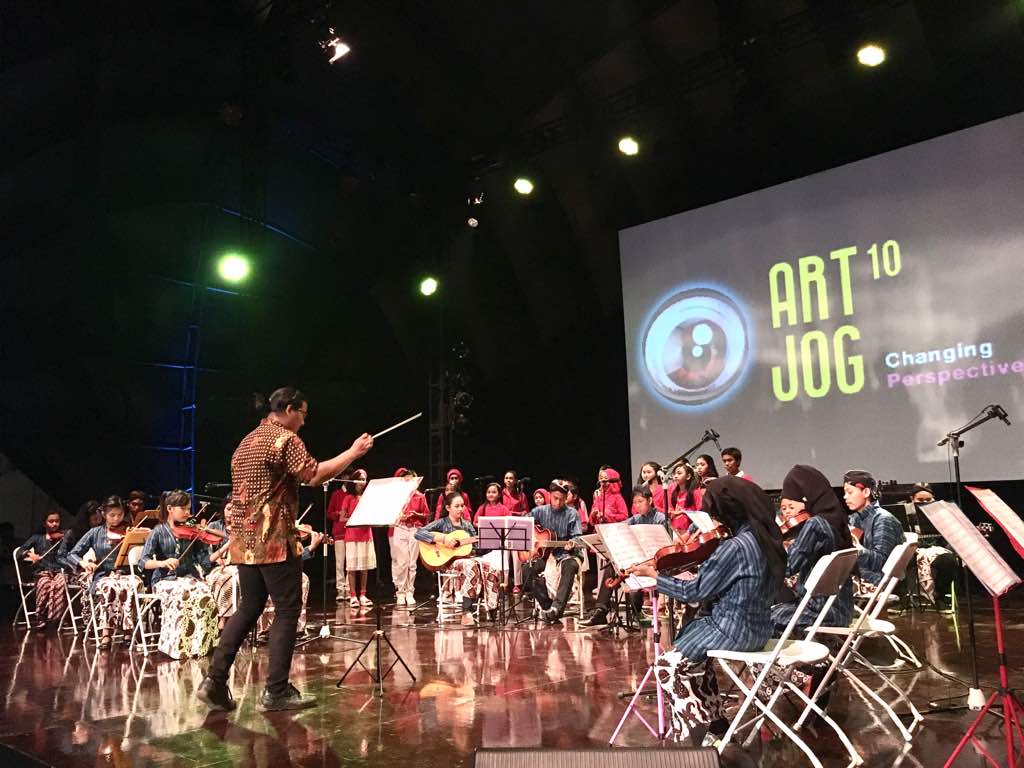artjog's tweet photo. Pertunjukan Ansamble Anak Nusantara pimpinan Dewi Kurniawati ft. paduan suara Sasana Adi Svara pimpinan R. Sigit ER #ARTJOG10 #ARTJOG2017 https://t.co/hRbgn5NTgn