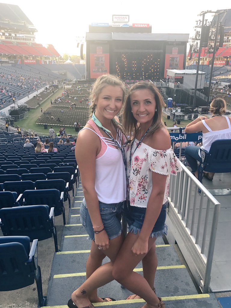 alyyyabsss's tweet photo. #CBMUSIC #CBCONTEST #CMAFEST #CMAFEST2017 https://t.co/NvWb5wW7s0