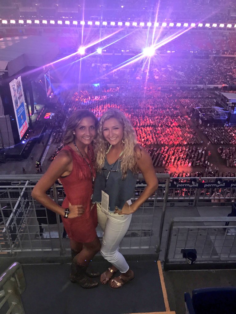 alyyyabsss's tweet photo. #CBMUSIC #CBCONTEST #CMAFEST #CMAFEST2017 https://t.co/NvWb5wW7s0