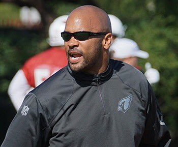 Happy birthday to former LB & current assistant coach Larry Foote 