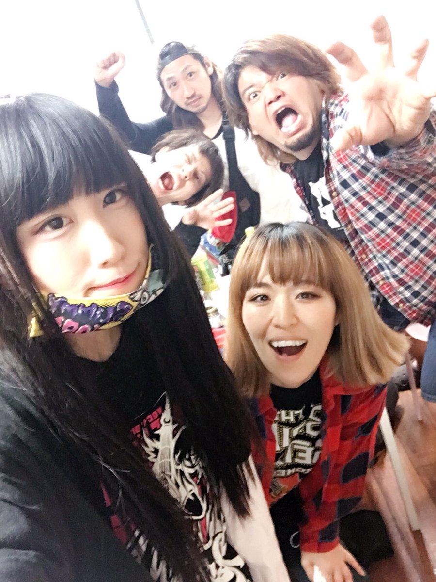 みんな何かしら戦いながら
歯を食いしばって生きてるね。

きっと誰にだって
逃げ出したくなる瞬間あるね、

そういう時は
少し休んで泣いて
何も考えないで
ライブでも来てみてね！

心斎橋合宿
ありがとうございました😋💕