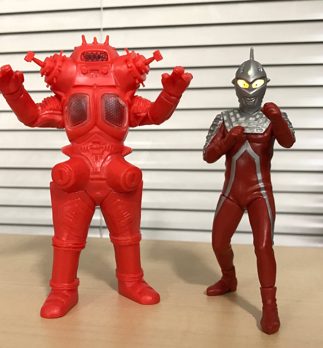 ガシャポン特撮部 アルティメットルミナス第4弾ウルトラマンメビウスの撮影中 楽しい ご好評につき受注が終了したキングジョーのテストショットも到着 まだ電飾が入っていないので光らせるのが楽しみ 次回のフォロワー様キリ番解禁は名予定