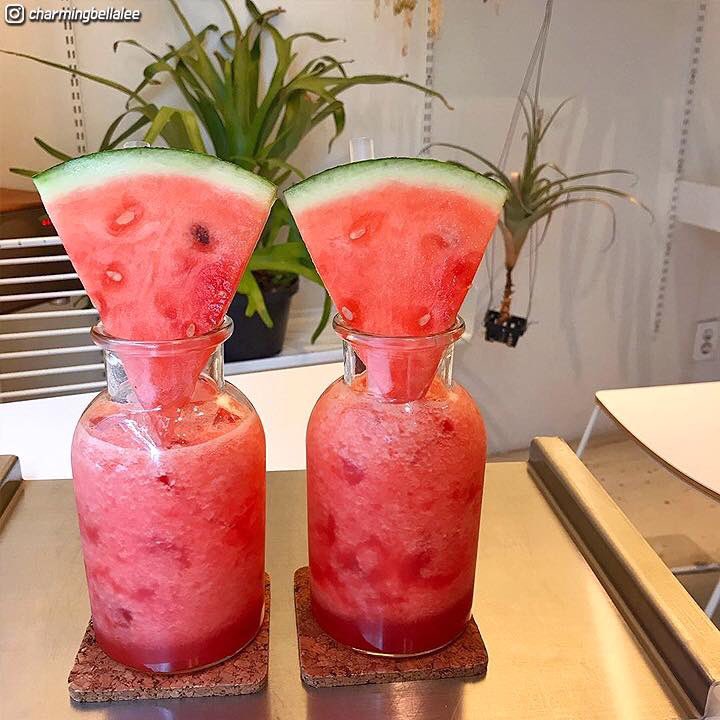 venus45451's tweet photo. 🍉🍹🍉🍹🍉🍹🍉🍹🍉

ビジュアル高いカフェ💜✨

【 오프닝 #opening 】

最近snsで大人気メニュー🍉🍹💕
スイカたっぷりジュース💟

📍位置📍
大邱廣域市中区東德路 106-5(三德洞2街260-4)

#ワババ #wababa #와바바
🍉🍹🍉🍹🍉🍹🍉🍹🍉 https://t.co/6qCO6z8aey