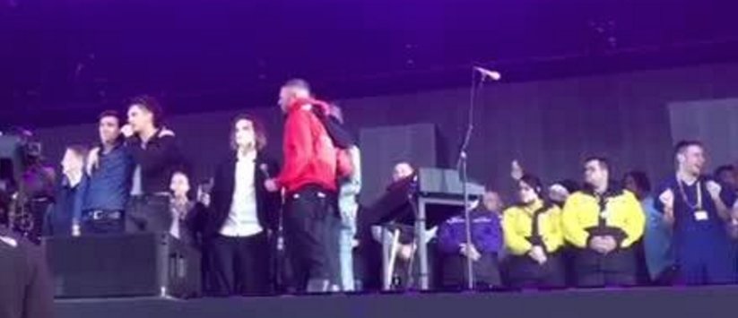WATCH: <a href="/the1975/">The 1975</a> brought out emergency services crew and the mayor of Manchester at <a href="/Parklifefest/">Parklife 🪩</a> purevolume.com/news/WATCH-The…