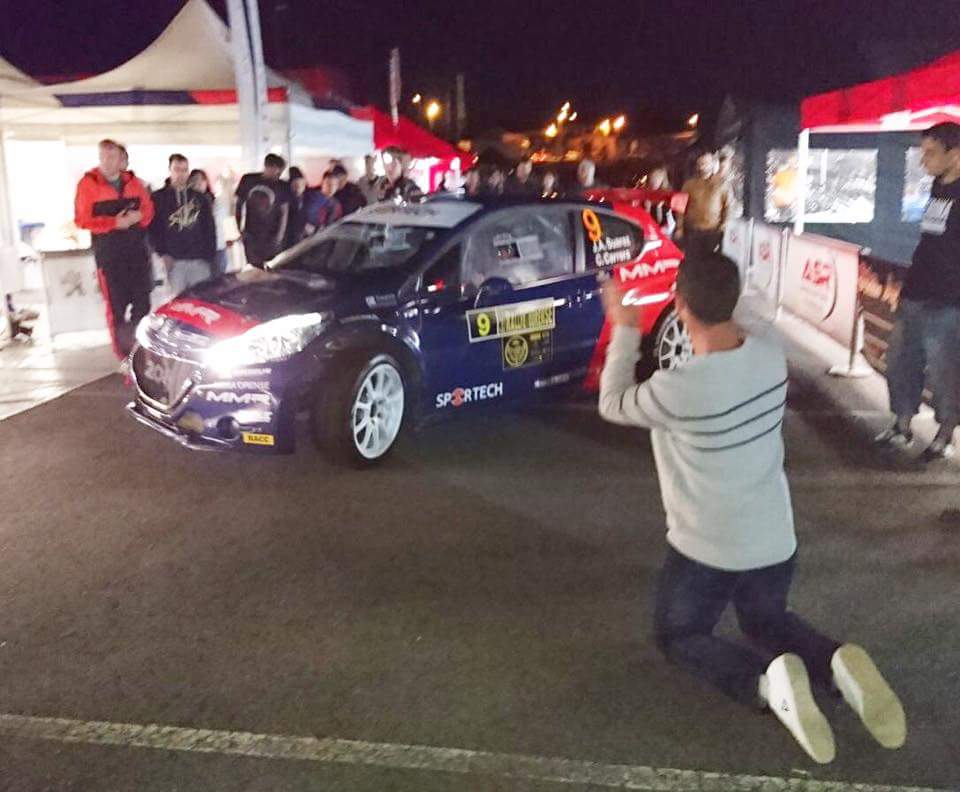 todoRallye's tweet photo. La afición ourensana rendida al piloto más espectacular del @RallyOurense #50ROU @JASuarezOficial 👏👏👏 @TeamSainteloc @peugeotsport https://t.co/Or4Tj286xe