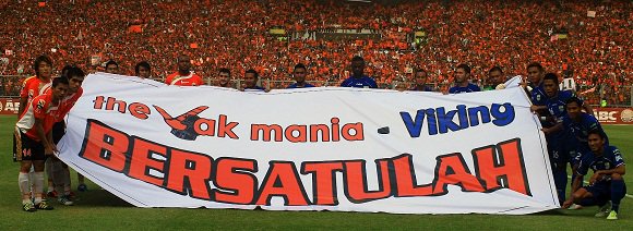 Ketua Umum The Jakmania Isyaratkan Dialog Damai dengan VIking

prfmnews.com/berita.php?det…