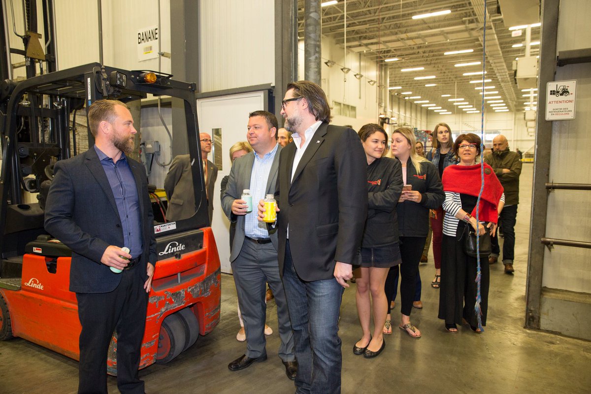 recycquebec's tweet photo. @Heurtel et le PDG de RECYC-QUÉBEC visitent l'usine Courchesne Larose qui collabore avec #JusLOOP. Communiqué : https://t.co/eLJeR9tjg4 https://t.co/dKRUQctTiv