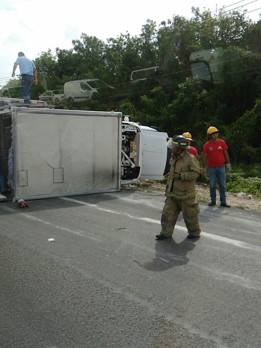 luis_romo7's tweet photo. @PoliciaFedMx volcadura de camioneta de carga en la autopista Cancún - Tulum de sur a norte. https://t.co/ZM38vK1WEX