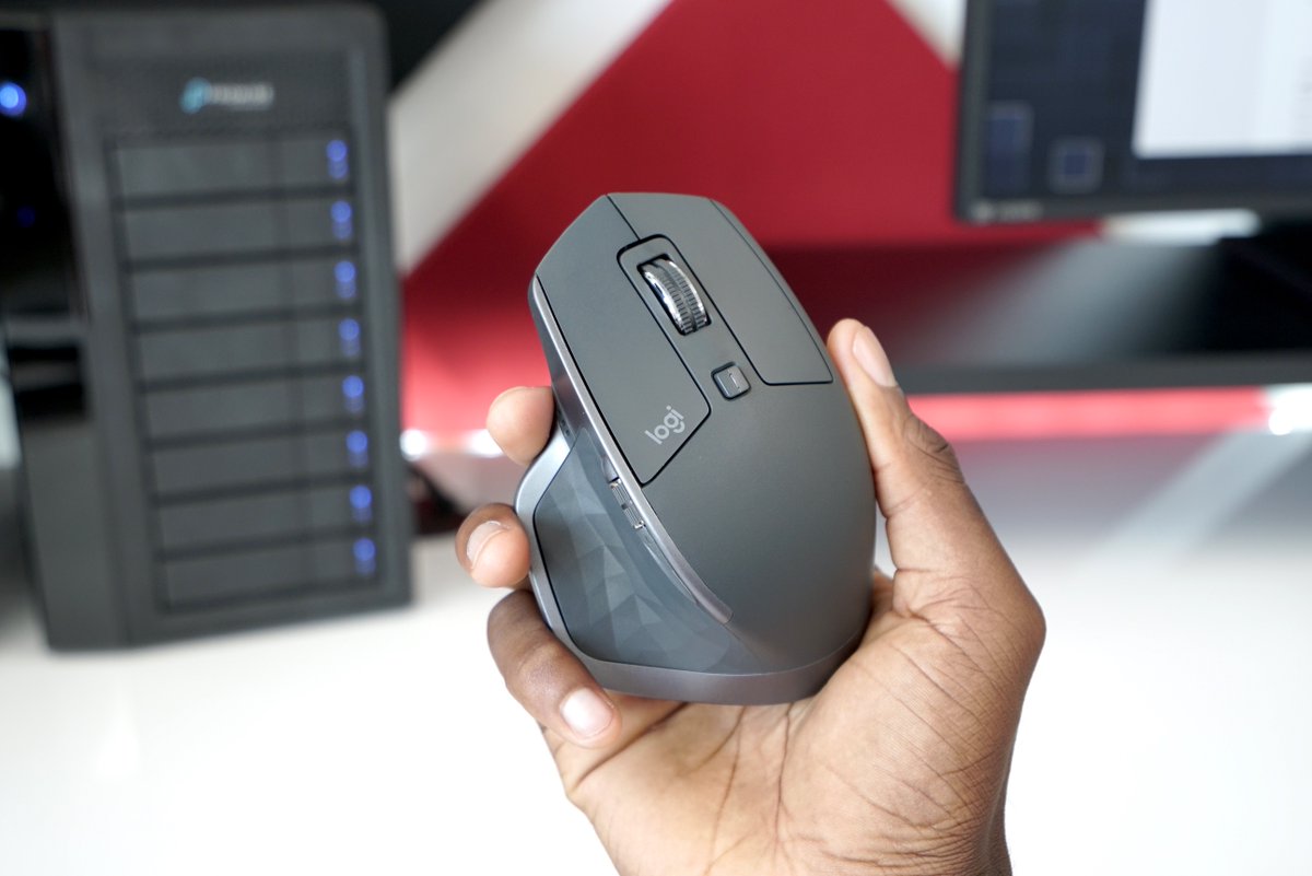 MKBHD's tweet image. Logitech, when I say “USB-C all the things” I’m talking to you too! Biggest downside of the new mouse is no USB-C