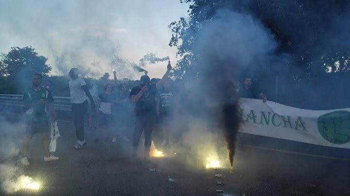 ManchaVerde1937's tweet photo. Fotos na vinda para o Barreiro  depois da derrota por (3x2) em aves. 
#sobaixamosacabecaparabeijarosimbolo https://t.co/fvfeCAn7rq