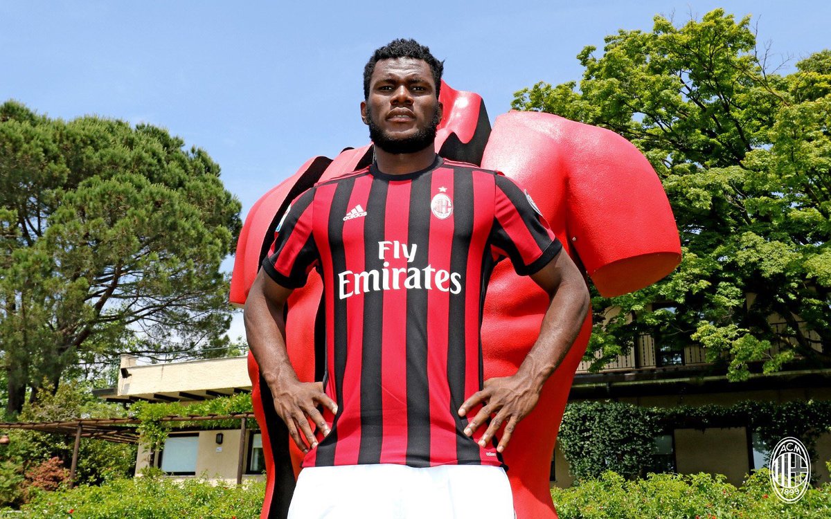 ActuFoot_'s tweet photo. Recrues du Milan AC :

18 M€ 👤 Musacchio
28 M€ 👤 Kessié
15 M€ 👤 Ricardo Rodriguez
38 M€ 👤 André Silva

99 M€ dépensés en 14 jours. 💰💸 https://t.co/6kfrzJNEyn