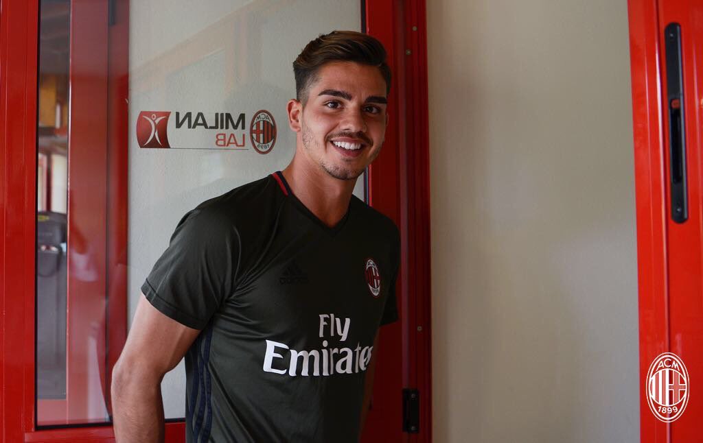 ActuFoot_'s tweet photo. Recrues du Milan AC :

18 M€ 👤 Musacchio
28 M€ 👤 Kessié
15 M€ 👤 Ricardo Rodriguez
38 M€ 👤 André Silva

99 M€ dépensés en 14 jours. 💰💸 https://t.co/6kfrzJNEyn