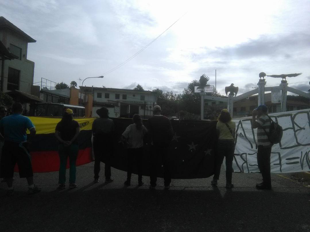 Hoy Protesta pacifica en sector Vuelta de Lola contra la Constituyente ilegal y la represión <a href="/leoperiodista/">Leonardo León</a> <a href="/UJRULA/">U48_ULA</a>