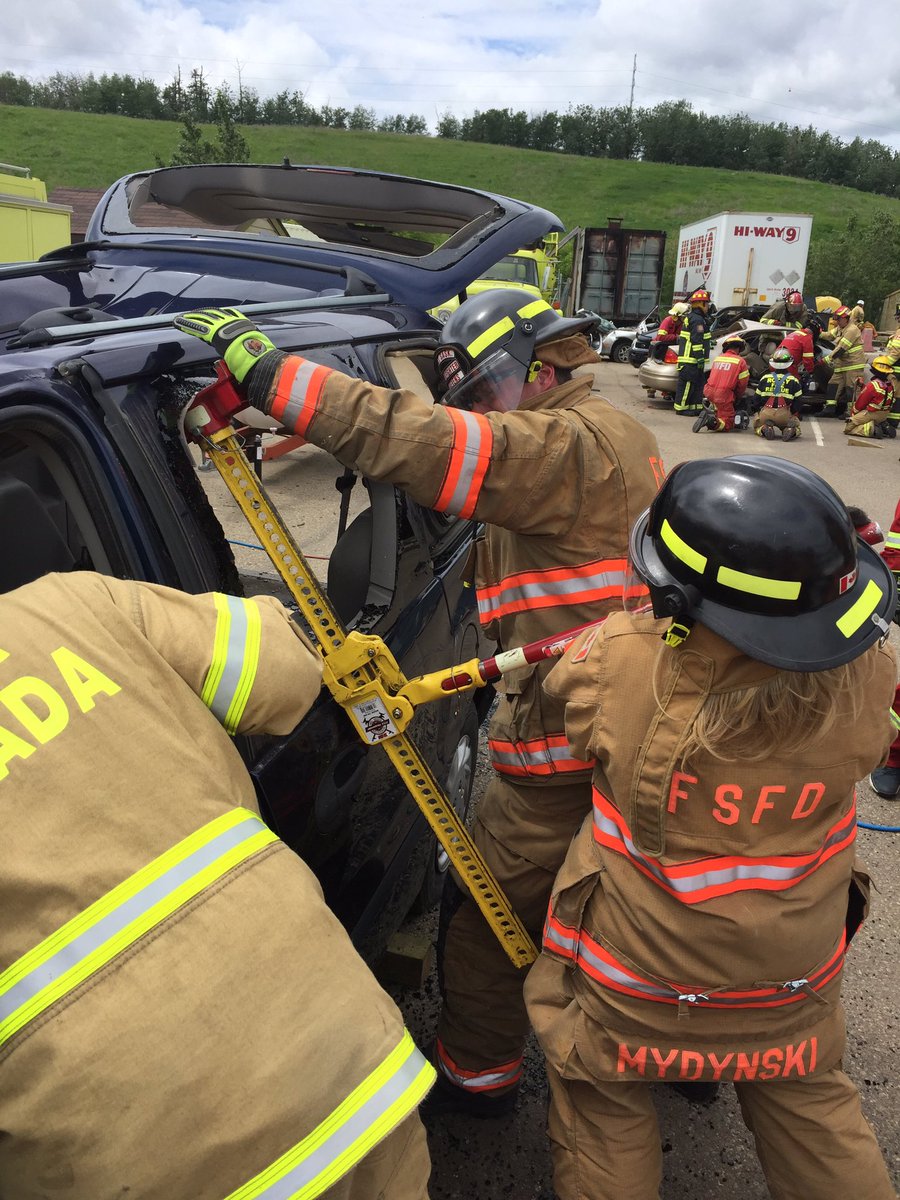 bheesing's tweet image. #FortSaskFd members at #HurstHOTS hosted by Rocky Mountain Phoenix. Thanks to @firedog7 for leadership and expertise in #vehicleextrication