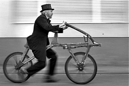 Hoera! De fiets is vandaag jarig! Tweehonderd jaar geleden presenteerde een Duitse uitvinder een houten loopfiets van maar liefst 22 kg!