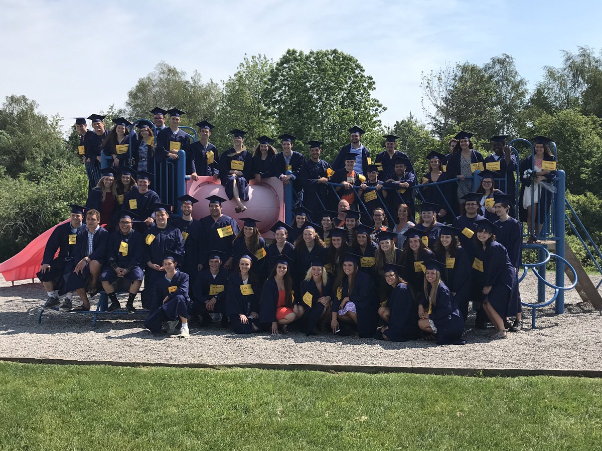 DiAnneRoberts93's tweet photo. Schlegel Road class of 2017! @ThomasTitans @wths2017 https://t.co/6AiNzHCaAh