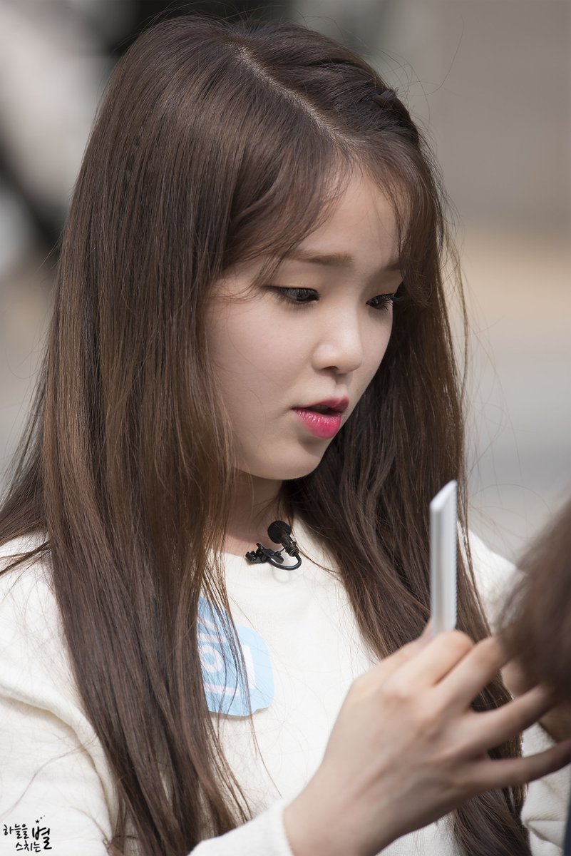 그 이후로도 우리는 정말 많은 순간들을 함께 했고
함께 웃고 정말 많이 행복했던 것 같아
너는 보고있자면 나에게 미소를 부르는
그저 행복한 사람이었고
그래서 나는 홀린 듯 지금까지처럼 널 따라왔어
그런 내가 너에게 가졌던 생각들은
언제나,
언제나,
