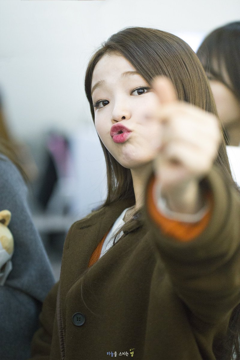 나의 잘못이었고
너의 미소는 내 어리석음을 깨우치는 그런 것이었지
모든 삶이 그렇듯
우리는 우리 앞에 서있는 사람이 바뀌는 삶은 산다.
너희는 이런 점이 더 심하겠지
그래도 보이지 않는 곳에서도
나는 항상 널 응원하고 있다는 것은 
변함없어. 
정말.