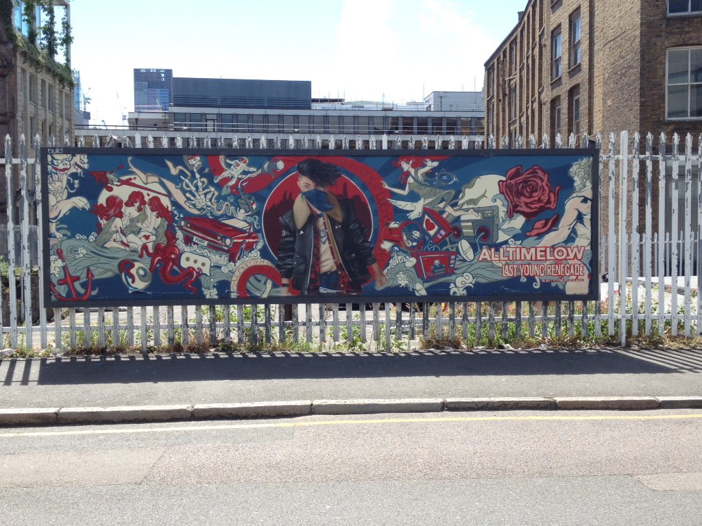 soloroses's tweet image. had to take such a long walk, but it was so worth it to see this amazing artwork #lastyoungrenegade @AllTimeLow