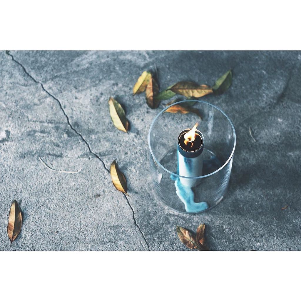 actroom201's tweet photo. .
.
" c'è c'è candle exhibition "
.
おもての大きな金木犀が古い葉を落としています。風に煽られる炎を見ながら蝋のダムが崩壊するのを待っているところ。
.
明日、13日は定休日となります。.本日も… https://t.co/PQoafnTYYg https://t.co/bI7lWUpZ8d