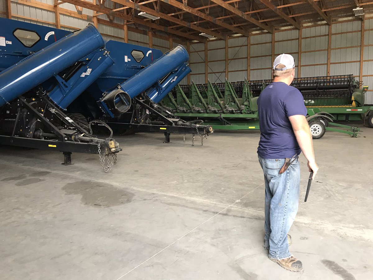 MelNelKeyes's tweet photo. One @Kinze grain cart will fill one semi load of grain during harvest. #Farm2You #IAaitcPD @taylornelson64 https://t.co/MVQjRQ4WdT