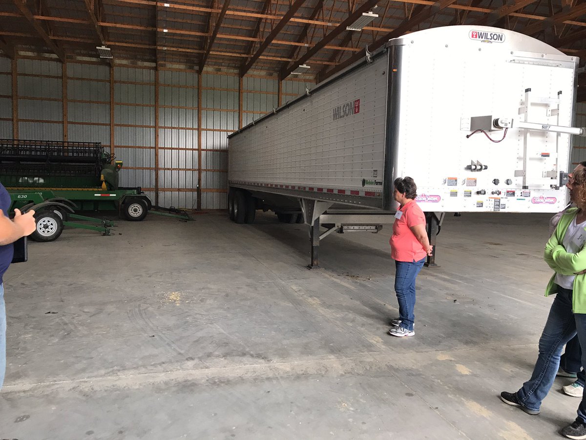 MelNelKeyes's tweet photo. One @Kinze grain cart will fill one semi load of grain during harvest. #Farm2You #IAaitcPD @taylornelson64 https://t.co/MVQjRQ4WdT