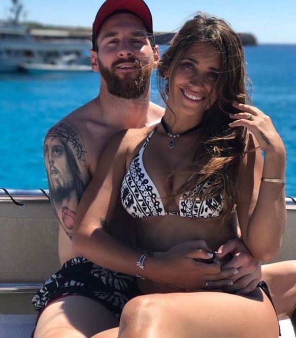 XaviEdition's tweet photo. Leo with his wife on holiday in Ibiza https://t.co/lNFjDtO5yE