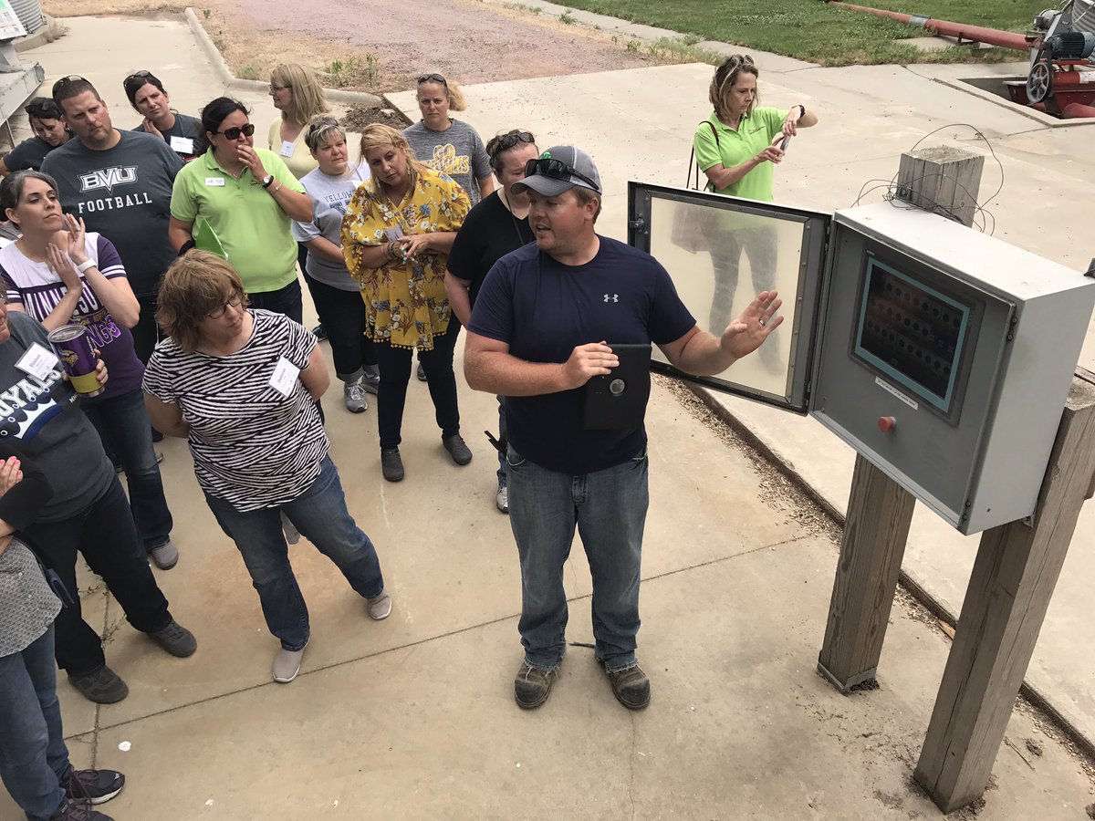 MelNelKeyes's tweet photo. Yet another touch screen computer on the farm! Modern farming is very different than years ago. #Farm2You #IAaitcPD https://t.co/n5ALFpkvGE