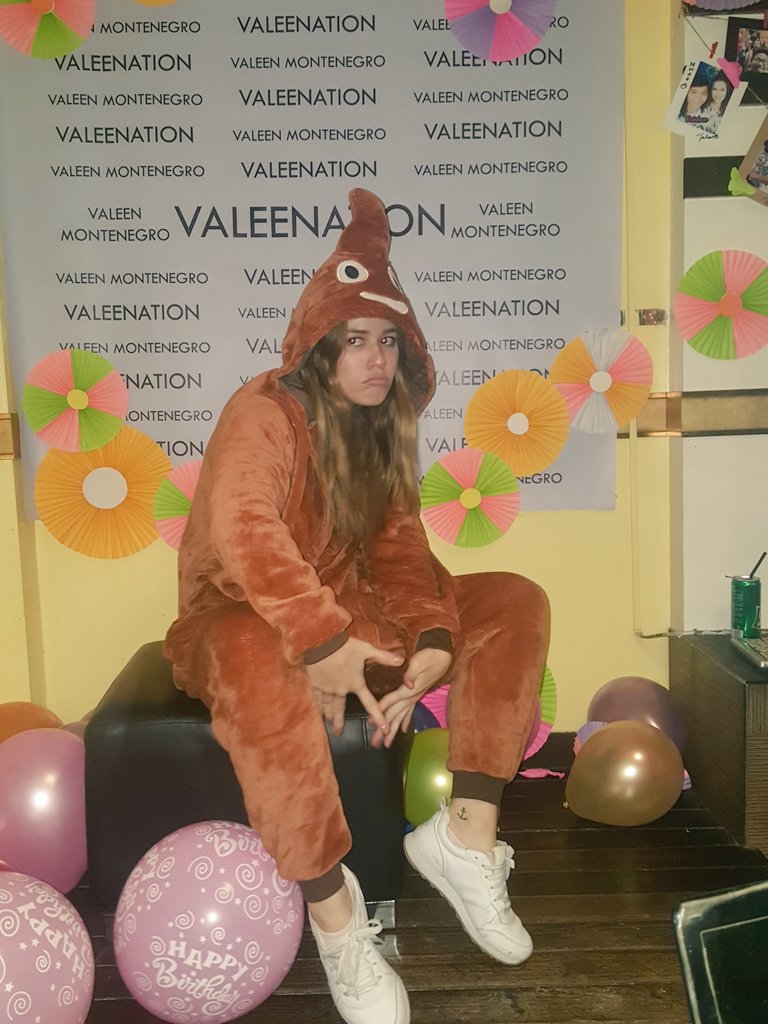 ValeeNation_Mal's tweet photo. June12/2017: @Valeentawak  Karaoke Birthday Party @ValeeNationOFC   #ValeenMontenegro hangCUTEEEEE nia.. 💩💩💩😂😂😂 love you Val.. sayaaaaaaaa https://t.co/Rtj0qpL2Hv