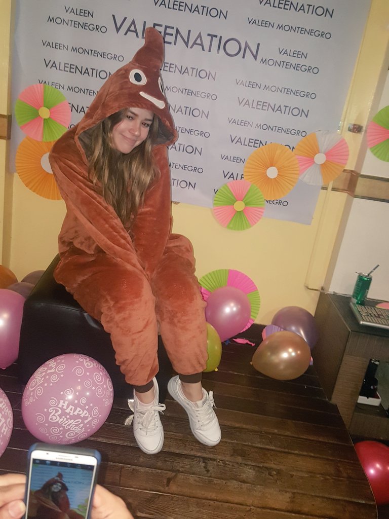 ValeeNation_Mal's tweet photo. June12/2017: @Valeentawak  Karaoke Birthday Party @ValeeNationOFC   #ValeenMontenegro hangCUTEEEEE nia.. 💩💩💩😂😂😂 love you Val.. sayaaaaaaaa https://t.co/Rtj0qpL2Hv