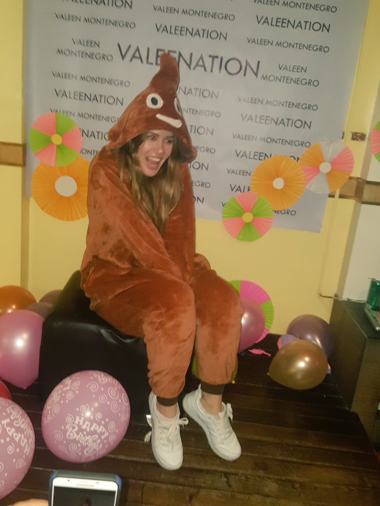 ValeeNation_Mal's tweet photo. June12/2017: @Valeentawak  Karaoke Birthday Party @ValeeNationOFC   #ValeenMontenegro hangCUTEEEEE nia.. 💩💩💩😂😂😂 love you Val.. sayaaaaaaaa https://t.co/Rtj0qpL2Hv