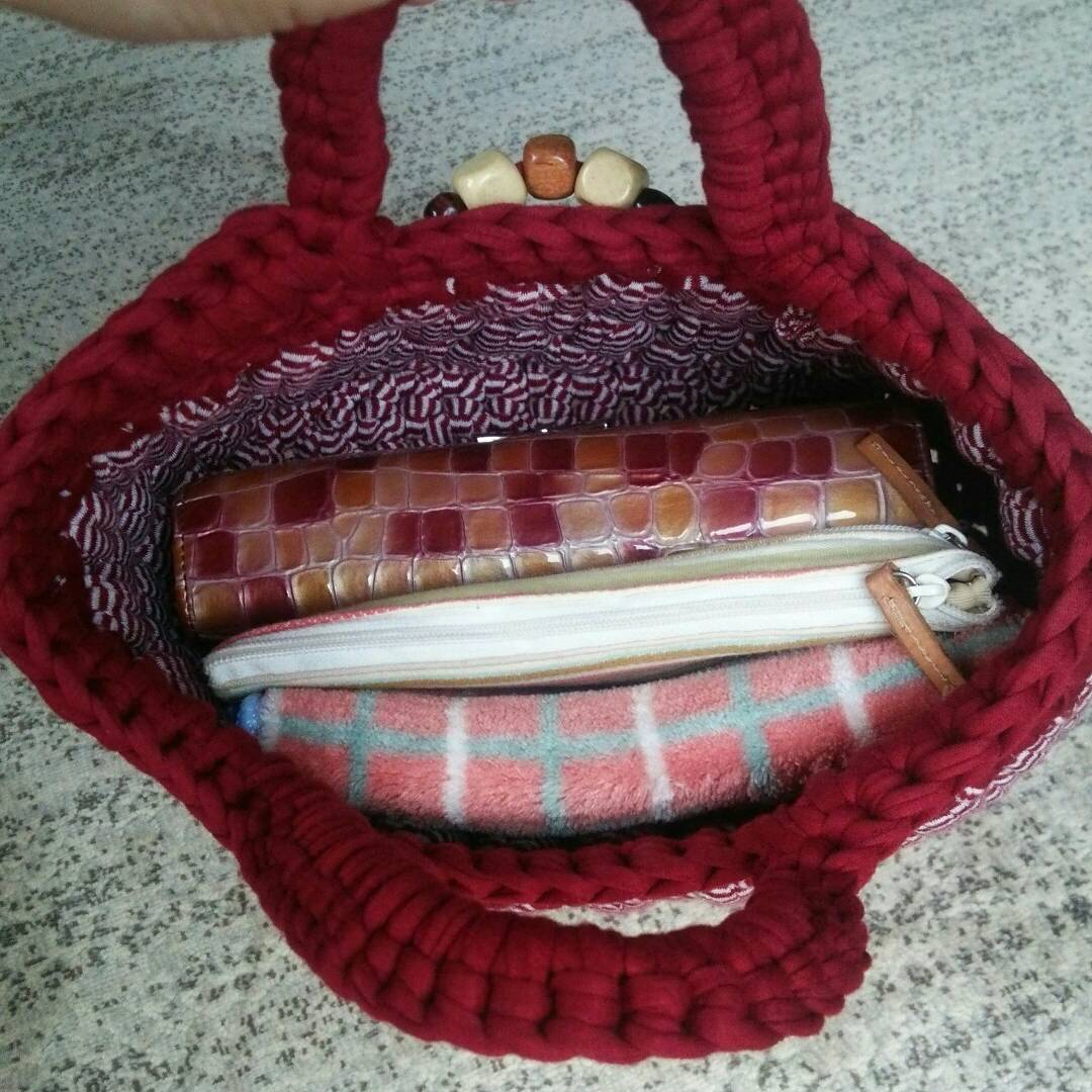 choko51999192's tweet photo. 先程のバックに入るもの、大きさ！
#ハンドメイド #ズパゲッティバック #ズパゲッティ #フックドゥズパゲッティ https://t.co/qqbeybqFni