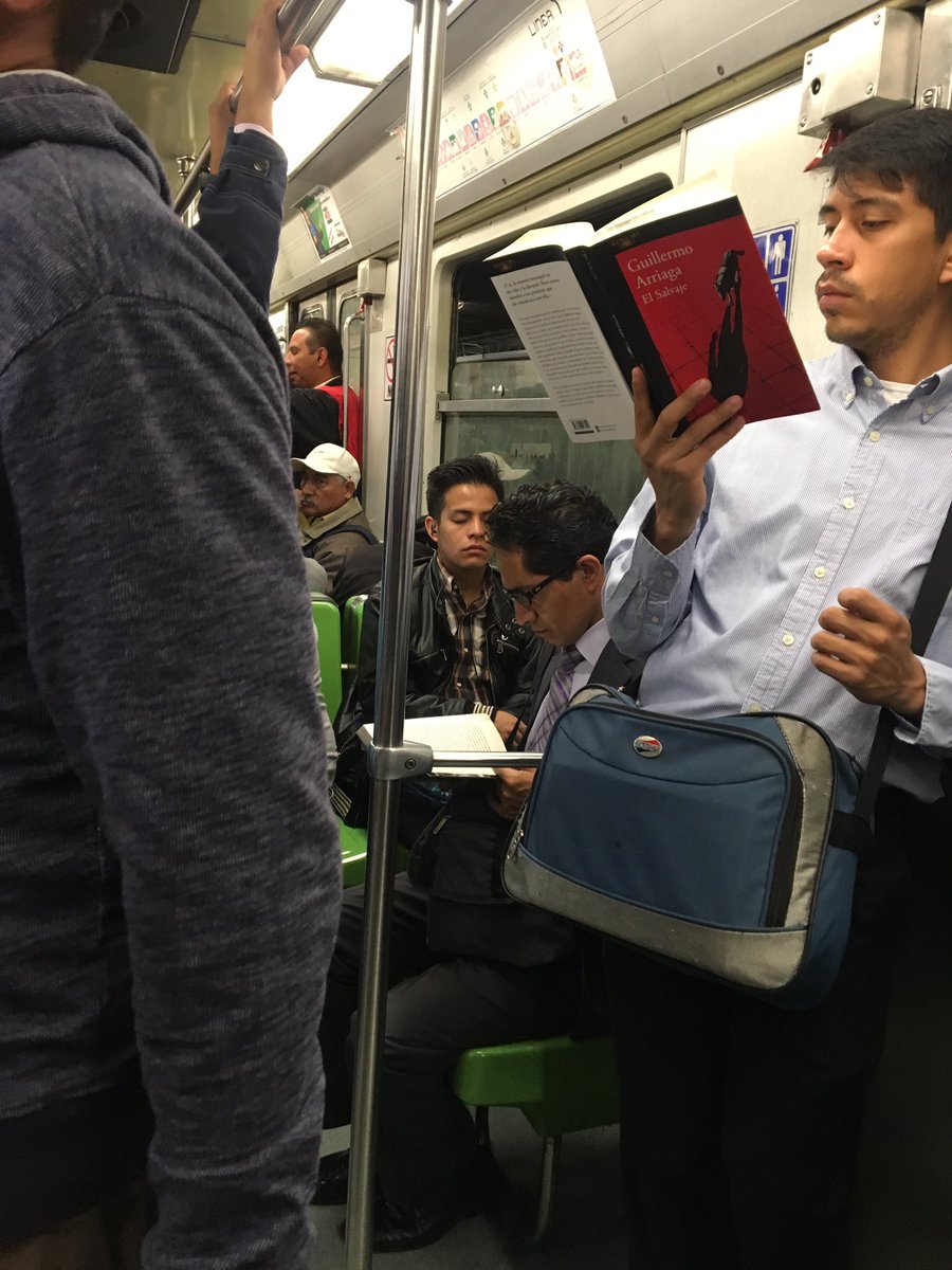 Hoy viajando en el metro me encontré a un lector de #ElSalvaje me dio mucha emoción <a href="/G_Arriaga/">Guillermo Arriaga</a> 💕