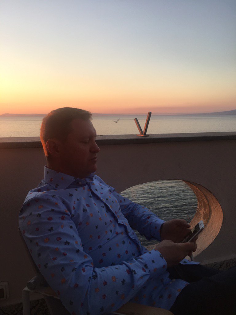 Vim_Vithaldas's tweet photo. Lovely view of Sorrento distorted by that shirt! @TheTNG @TTNG_Gary https://t.co/x7KiGWETfK