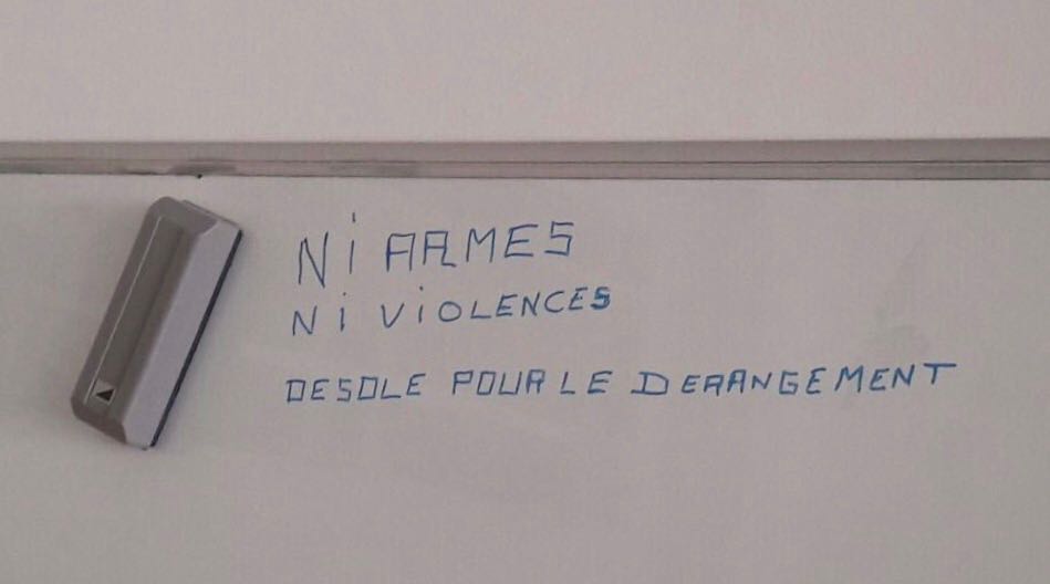 BriacTrebert's tweet photo. Des cambrioleurs percent un mur, volent 2 millions d’euros de bijoux à #Paris, et laissent un mot https://t.co/as88vw77XF (via @le_Parisien) https://t.co/v35xaZqEf7