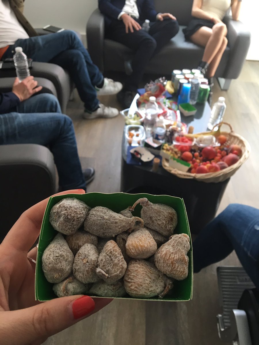 Stephloire's tweet image. Dattes ou minis saucissons ? #ToiAussiAmuseToiAvecUnRien Cc @IEPQC