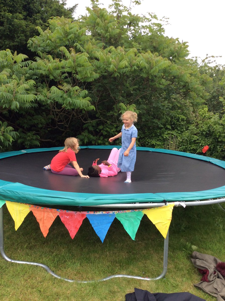 KingsHeathPri's tweet photo. Trampoline fun! #outdoorlearning #movementmethod #thelittleexplorers #healthierchildproject https://t.co/fVmGGTbvdI