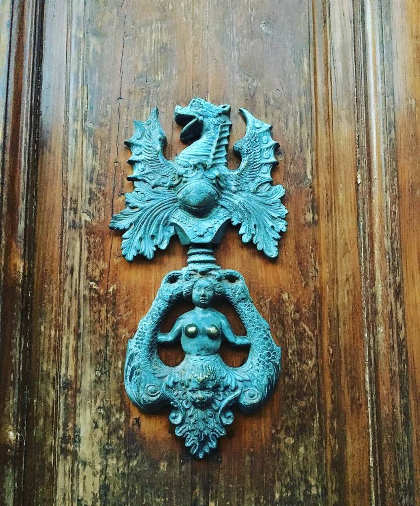 it_s_florence's tweet photo. Door handles as artwork #firenze #postcardfromflorence #postcardfromitaly #visitflorence #florence #florenceitaly #igersfirenze #instafiren… https://t.co/RZ3Bgq6n8W