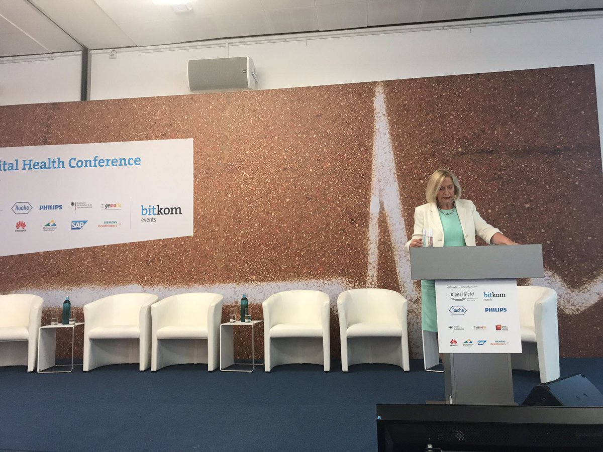 Bitkom_Health's tweet photo. Man muss immer übermitteln, was durch Digitalisierung für den Patienten besser werden kann, erklärt BM Wanka @BMBF_Bund #dhc17 https://t.co/hKtl5jSIGv