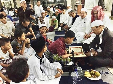 iwanpiliang7's tweet photo. Anak, generasi mendatang pewaris bangsa dan negara. Anak-anak bangga dibetulkan bacaan Al Quran-nya oleh Gubernur mereka. Dukung #TGB2019 https://t.co/KDZKdEjGSA