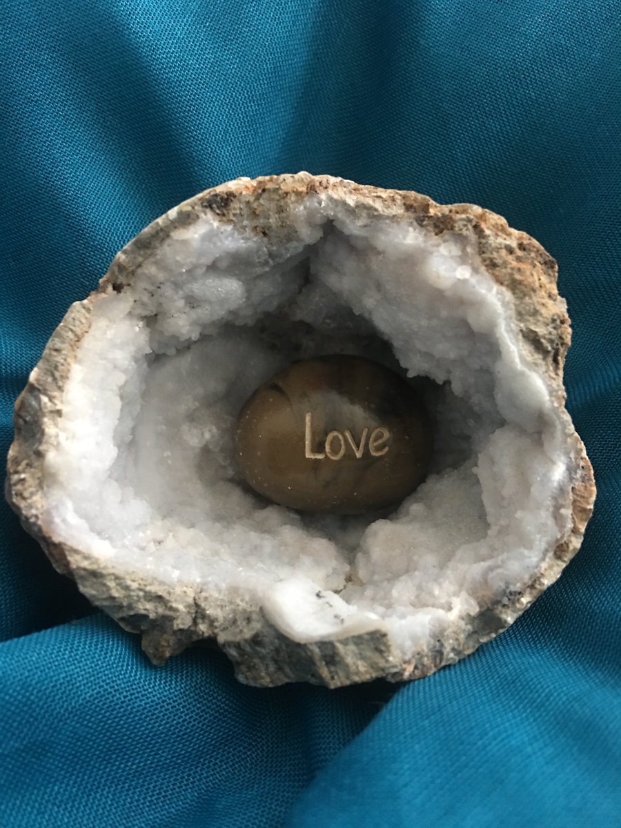 KatherineDasta's tweet photo. Live from your heart.  #life #love #inneressence #blue #crystal #rock #geode https://t.co/5E5xJtxSo0