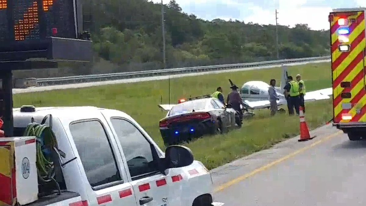 Small plane makes emergency landing on I-75 in Collier County bit.ly/2td4Vkg https://t.co/cvc4cHCw9F