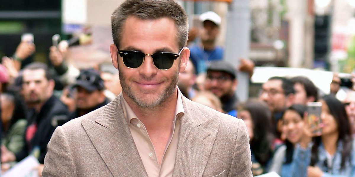 ECityConcierge's tweet photo. Nothing smoother than a Summer suit! Chris Pine in suit 2 is simply magnificent. Love to see that style in Seattle  
https://t.co/Z0YJxY2yAf https://t.co/uDF1AOBK8g