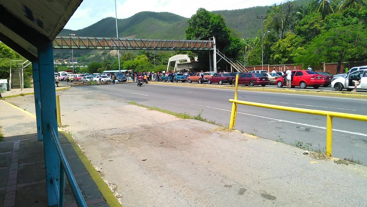 UdistaActivo's tweet photo. 11:35 am #12Jun ULTIMA HORA: Trancada en su totalidad Via Alterna - #Anzoátegui a la altura de la #UDOAnz https://t.co/rouo228qpb