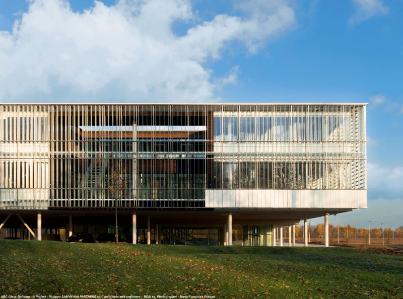 AGCGlassNL's tweet photo. 900 PV panels, self-generating capacity of 200,000 kWh, all workstations with outside views, 13,000 m² AGC glass https://t.co/9PMSRK7yJw https://t.co/DfDKGPp3z7