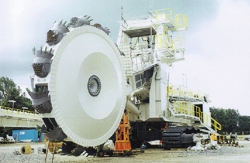 RulmecaCorp's tweet photo. This bucket wheel excavator features safer, reliable conveyor drives at the quartz sand pit in Germany as it uses Rulmeca Motorized Pulleys. https://t.co/uYCdU5DCiy