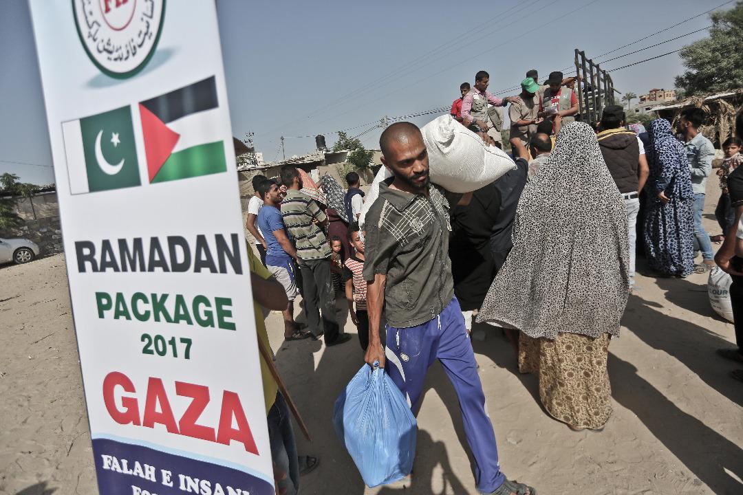 saadi4pak's tweet photo. Pakistani NGO @FalaheInsaniat distributed #Ramadan Package in #Gaza along with Iftar dinners.
#FIFinGaza #Zakat4FIF https://t.co/I6wjh4uhiH