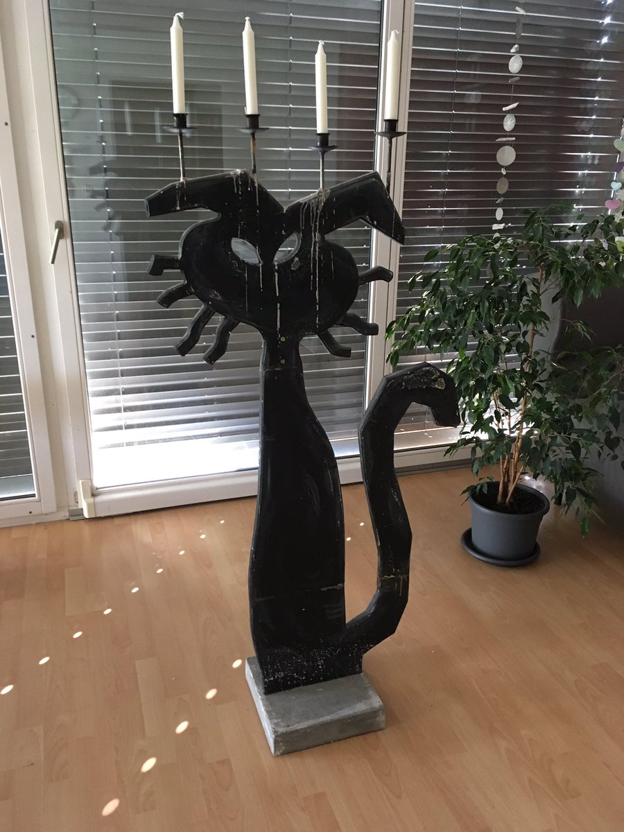 brnbrm's tweet photo. Nein bin nicht bei der Mafia, aber hier mein Betonfuss für die Katze: Holzform, Beton und Rollen. Die Katze kippt nicht mehr um 😁 https://t.co/B5HS0tJSwq