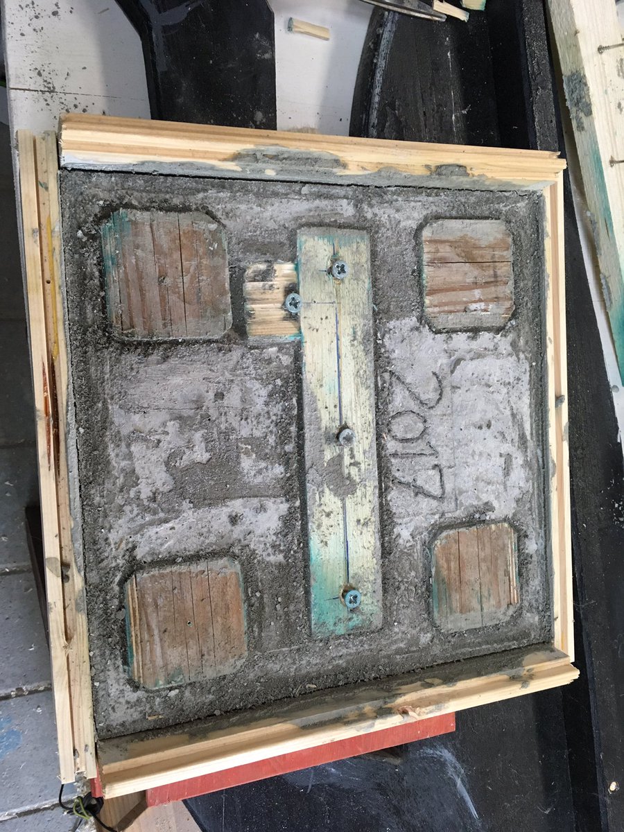 brnbrm's tweet photo. Nein bin nicht bei der Mafia, aber hier mein Betonfuss für die Katze: Holzform, Beton und Rollen. Die Katze kippt nicht mehr um 😁 https://t.co/B5HS0tJSwq