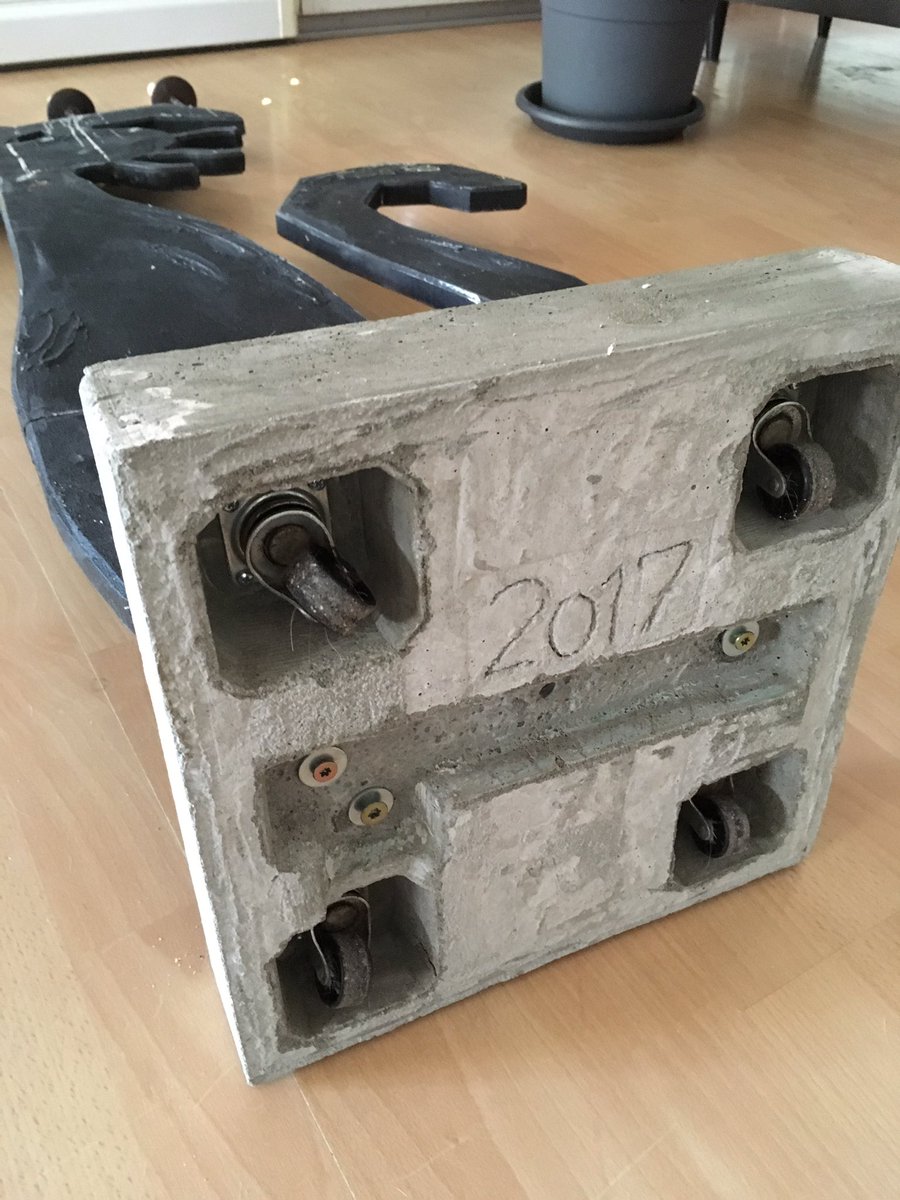 brnbrm's tweet photo. Nein bin nicht bei der Mafia, aber hier mein Betonfuss für die Katze: Holzform, Beton und Rollen. Die Katze kippt nicht mehr um 😁 https://t.co/B5HS0tJSwq